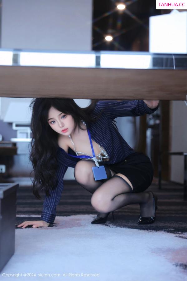   [XiuRen]高清写真图 2024.04.11 No.8373 王心悦 OL制服第57张图片